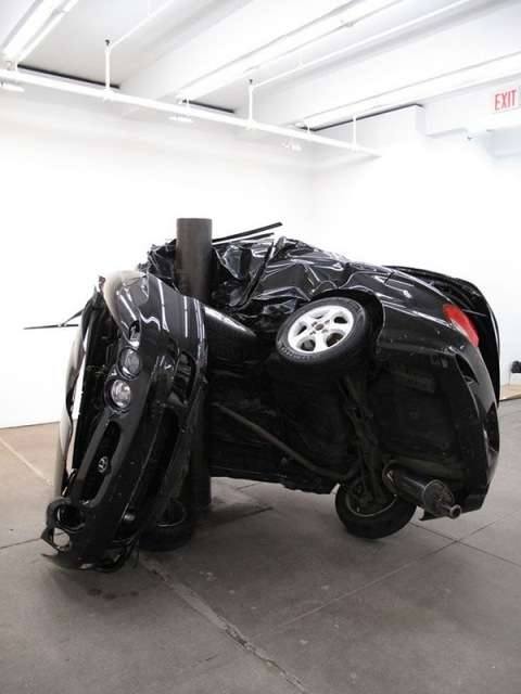 Черный автомобиль после аварии