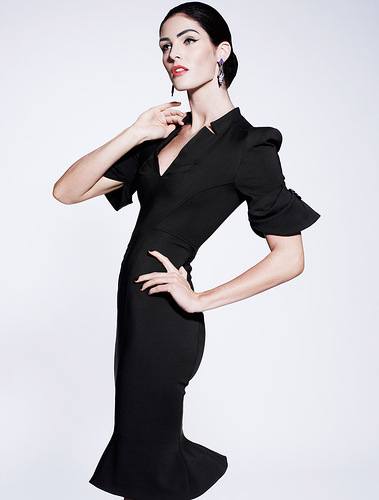 Черное облегающее платье с рукавом до локтя
