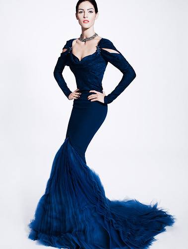 Теплое платье с декольте и длинным рукавом синее