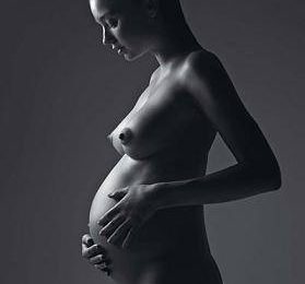 Миранда Керр показывает беременный животик