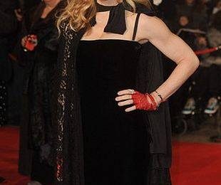 Мадонна в длинном черном платье