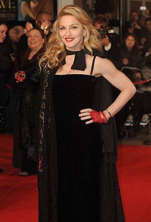 Мадонна в длинном черном платье
