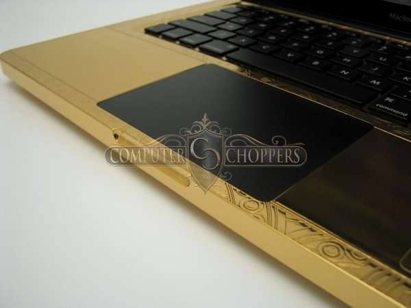 Золотой ноутбук усыпанный алмазами