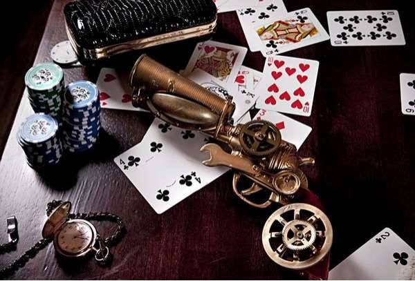 Бурлескная фотосессия за покерным столом