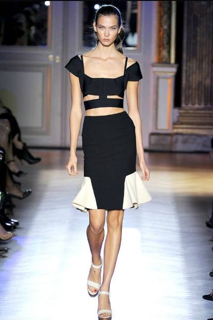 Дженьюэри Джонс в платье от Roland Mouret