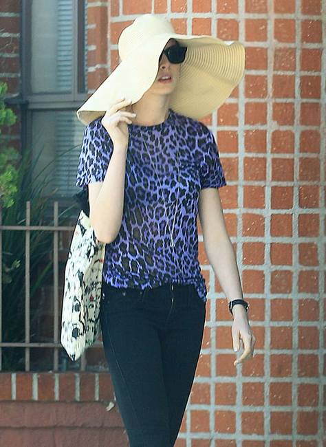 Энн Хэтэуэй в большой шляпе и в леопардовой футболке