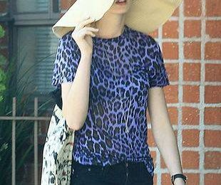 Энн Хэтэуэй в большой шляпе и в леопардовой футболке