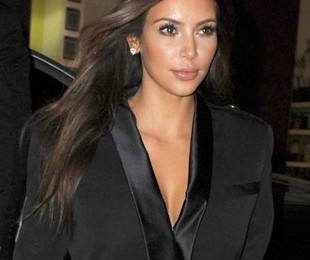 Ким Кардашян в черной куртке