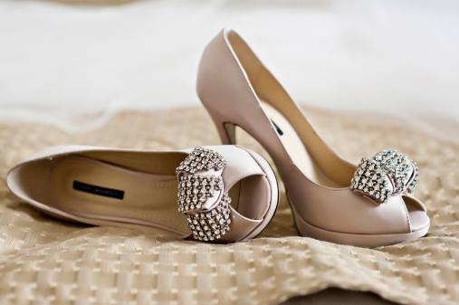 Какую обувь одеть со свадебным платьем?