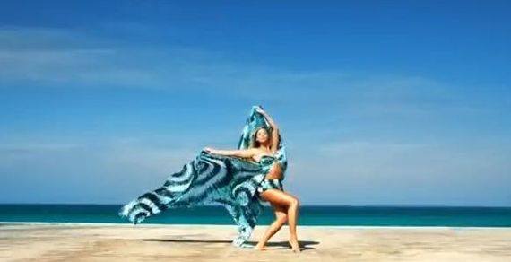 Бейонсе в купальнике H&M лета 2013 (Видео)