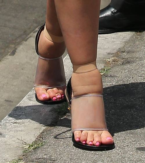 Ким Кардашян носит тесную обувь!