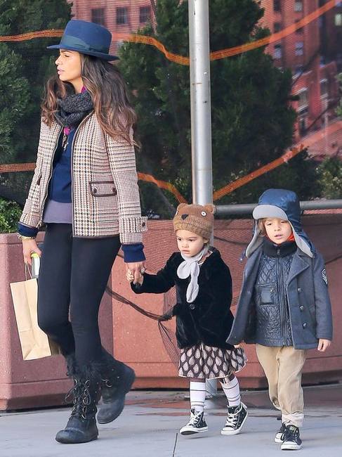 Две стилизации Камиллы Алвес и ее детей