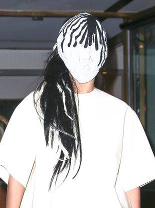 Леди Гага в маске Maison Martin Margiela