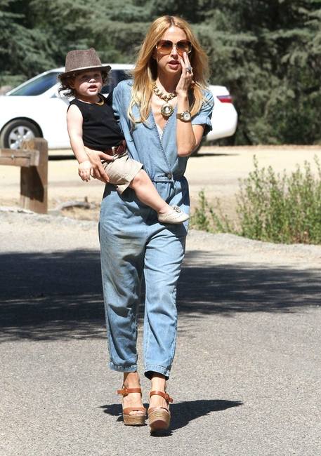Рэйчел Зое с ребенком и в джинсовом комбинезоне