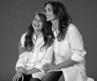 Синди Кроуфорд рекламирует одежду вместе с дочерью
