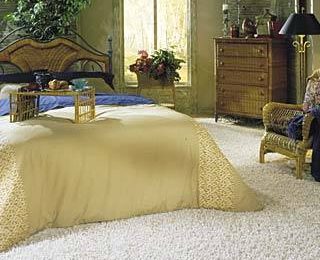 Прикроватные коврики в интерьере спальни с фото