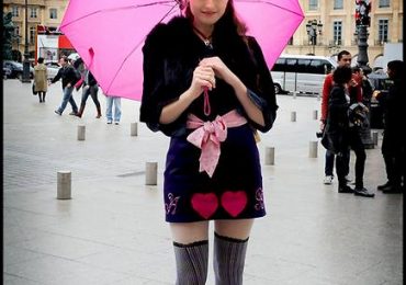 Как выглядеть модно в дождливую погоду летом?