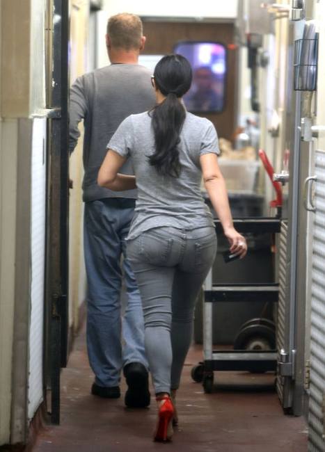 Ким Кардашян подчеркивает фигуру тесными джинсами 