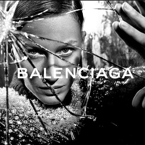 Жизель Бундхен побрила часть головы для Balenciaga 